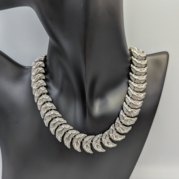 Vintage Coro Silver Tone Set Clip Earrings & Choker Wavy Links Necklace Brushed - Picture 6 of 12